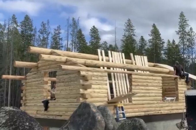 Cabane en rondins de bois    